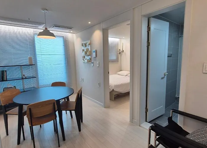 In Seoul, 3 Min To Station, New Apt, 3 Air Conditioners, Elevator, Rooftop, Quiet & Cozy