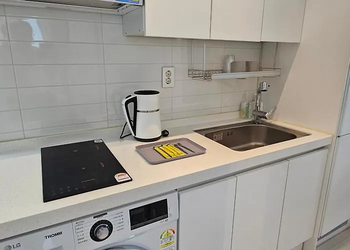 In Seoul, 3 Min To Station, New Apt, 3 Air Conditioners, Elevator, Rooftop, Quiet & Cozy *