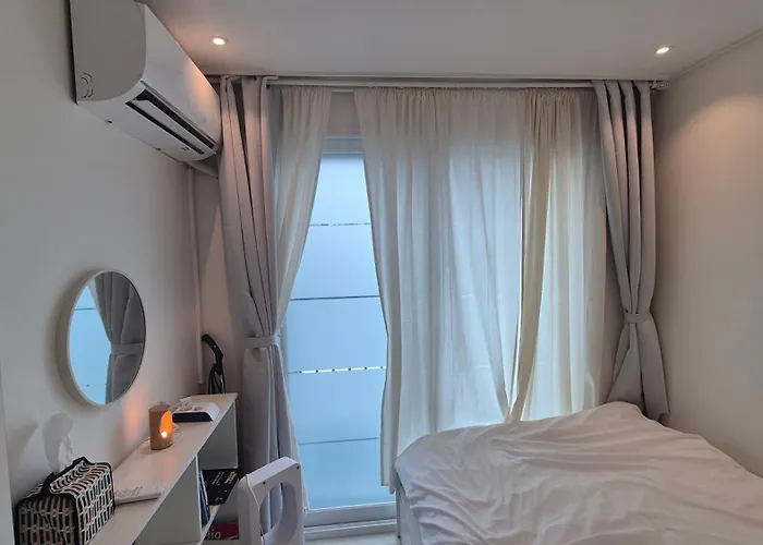 In Seoul, 3 Min To Station, New Apt, 3 Air Conditioners, Elevator, Rooftop, Quiet & Cozy Villa