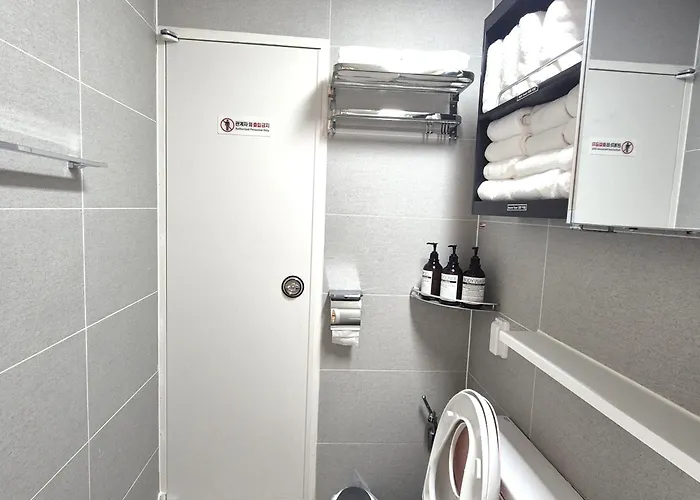 In Seoul, 3 Min To Station, New Apt, 3 Air Conditioners, Elevator, Rooftop, Quiet & Cozy Villa Seoul